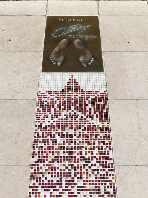 邱彪手握争 邱彪手握争